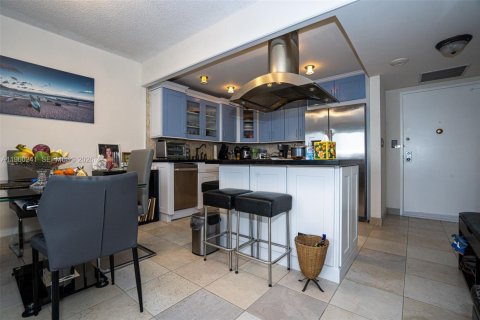 Condominio en venta en Hallandale Beach, Florida, 1 dormitorio, 76.92 m2 № 2020166 - foto 2