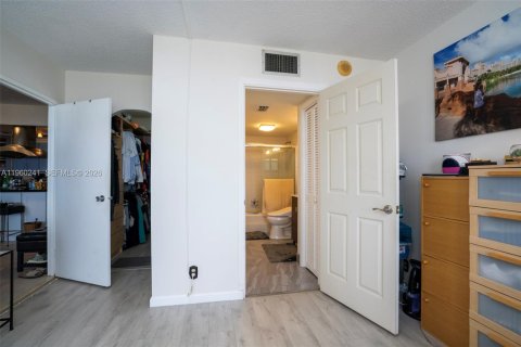 Condominio en venta en Hallandale Beach, Florida, 1 dormitorio, 76.92 m2 № 2020166 - foto 9