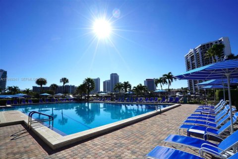 Condominio en venta en Hallandale Beach, Florida, 1 dormitorio, 76.92 m2 № 2020166 - foto 16