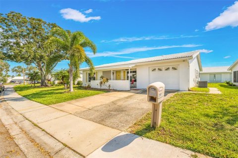 House in Pinellas Park, Florida 2 bedrooms, 145.86 sq.m. № 1402137 - photo 3