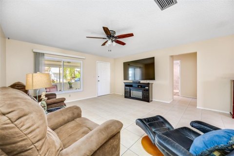 House in Pinellas Park, Florida 2 bedrooms, 145.86 sq.m. № 1402137 - photo 8