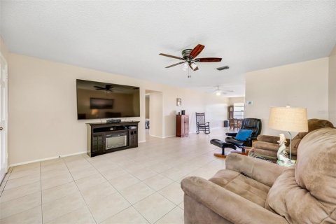 House in Pinellas Park, Florida 2 bedrooms, 145.86 sq.m. № 1402137 - photo 9