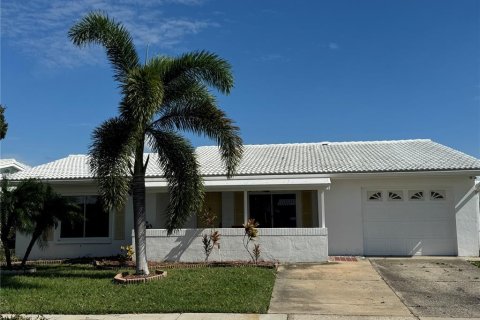 House in Pinellas Park, Florida 2 bedrooms, 145.86 sq.m. № 1402137 - photo 1