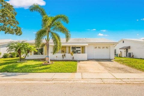 House in Pinellas Park, Florida 2 bedrooms, 145.86 sq.m. № 1402137 - photo 2