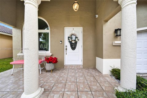 House in Miami, Florida 4 bedrooms № 2023208 - photo 4