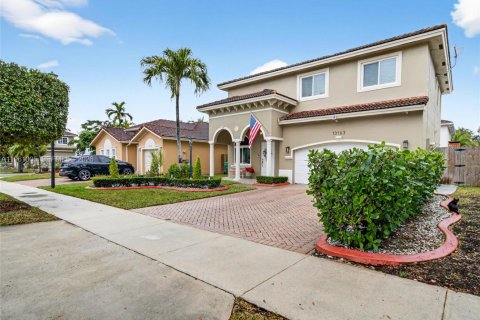 House in Miami, Florida 4 bedrooms № 2023208 - photo 2