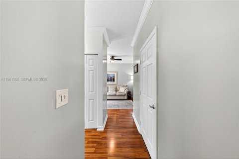 House in Miami, Florida 4 bedrooms № 2023208 - photo 18