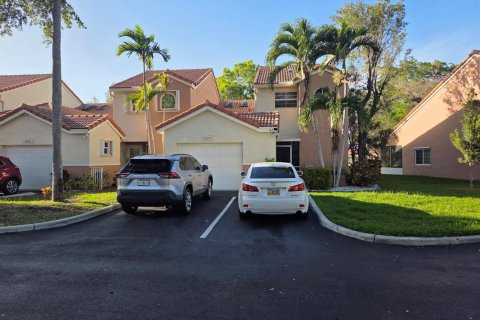 Townhouse in Tamarac, Florida 3 bedrooms, 162.49 sq.m. № 2083289