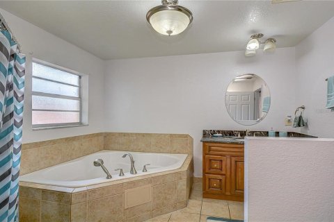 House in Zephyrhills, Florida 4 bedrooms, 130.43 sq.m. № 2198830 - photo 5