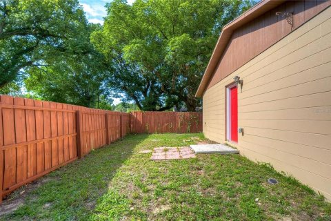 House in Zephyrhills, Florida 4 bedrooms, 130.43 sq.m. № 2198830 - photo 8