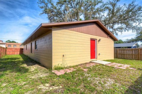 House in Zephyrhills, Florida 4 bedrooms, 130.43 sq.m. № 2198830 - photo 9
