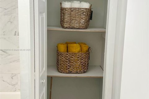 House in Miami, Florida 2 bedrooms, 181.72 sq.m. № 1978038 - photo 11