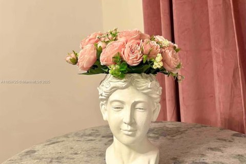 House in Miami, Florida 2 bedrooms, 181.72 sq.m. № 1978038 - photo 20