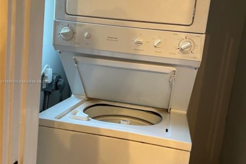 House in Miami, Florida 2 bedrooms, 181.72 sq.m. № 1978038 - photo 15