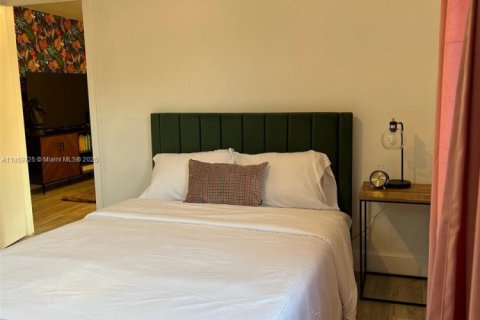 House in Miami, Florida 2 bedrooms, 181.72 sq.m. № 1978038 - photo 9