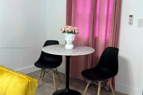 House in Miami, Florida 2 bedrooms, 181.72 sq.m. № 1978038 - photo 12
