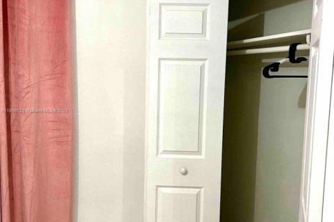 House in Miami, Florida 2 bedrooms, 181.72 sq.m. № 1978038 - photo 14