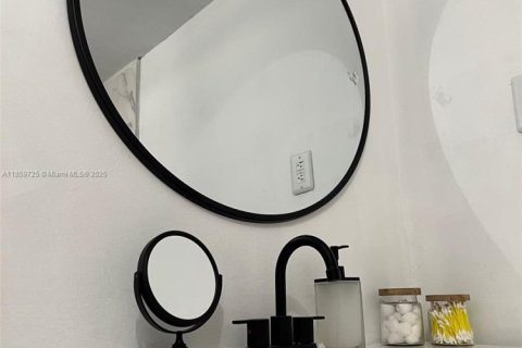 House in Miami, Florida 2 bedrooms, 181.72 sq.m. № 1978038 - photo 3