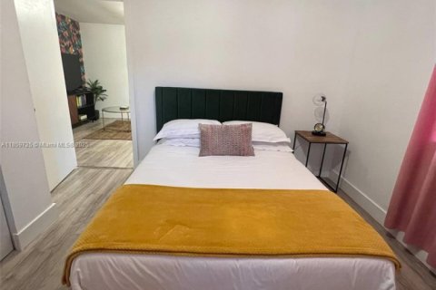 House in Miami, Florida 2 bedrooms, 181.72 sq.m. № 1978038 - photo 6