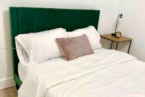 House in Miami, Florida 2 bedrooms, 181.72 sq.m. № 1978038 - photo 7