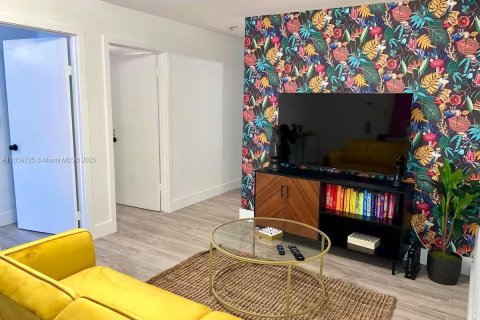 House in Miami, Florida 2 bedrooms, 181.72 sq.m. № 1978038 - photo 1