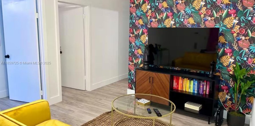 House in Miami, Florida 2 bedrooms, 181.72 sq.m. № 1978038