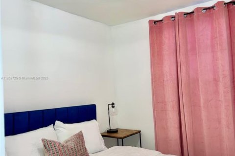 House in Miami, Florida 2 bedrooms, 181.72 sq.m. № 1978038 - photo 2