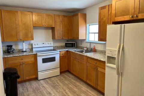 House in Miami, Florida 2 bedrooms, 181.72 sq.m. № 1978038 - photo 10