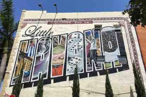 House in Miami, Florida 2 bedrooms, 181.72 sq.m. № 1978038 - photo 17