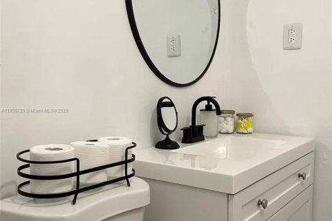 House in Miami, Florida 2 bedrooms, 181.72 sq.m. № 1978038 - photo 19
