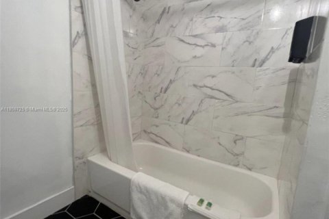 House in Miami, Florida 2 bedrooms, 181.72 sq.m. № 1978038 - photo 5