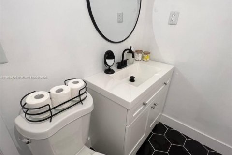 House in Miami, Florida 2 bedrooms, 181.72 sq.m. № 1978038 - photo 4