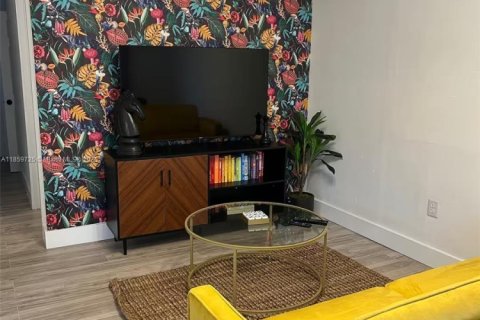 House in Miami, Florida 2 bedrooms, 181.72 sq.m. № 1978038 - photo 13