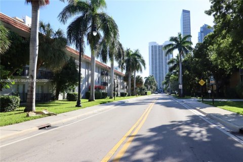 Copropriété à louer à Sunny Isles Beach, Floride: 1 chambre, 67.35 m2 № 2360151 - photo 13