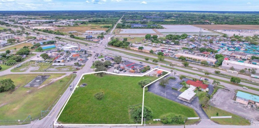 Commercial property in Miami, Florida № 1977455