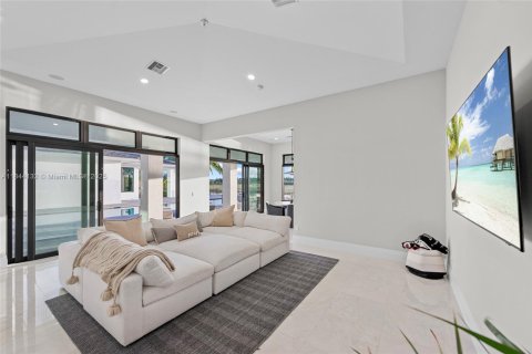 House in Weston, Florida 7 bedrooms, 837.89 sq.m. № 1839211 - photo 17