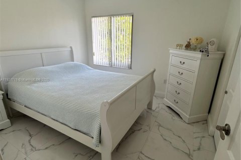 Commercial property in Miami, Florida 1 bedroom, 166.3 sq.m. № 1975703