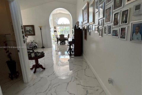 Commercial property in Miami, Florida 1 bedroom, 166.3 sq.m. № 1975703 - photo 9