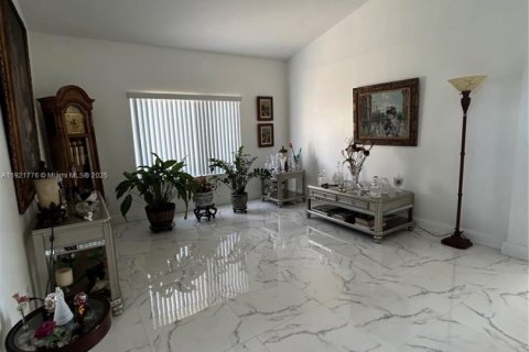 Commercial property in Miami, Florida 1 bedroom, 166.3 sq.m. № 1975703 - photo 12
