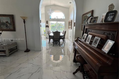 Commercial property in Miami, Florida 1 bedroom, 166.3 sq.m. № 1975703 - photo 11