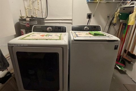 Commercial property in Miami, Florida 1 bedroom, 166.3 sq.m. № 1975703 - photo 10