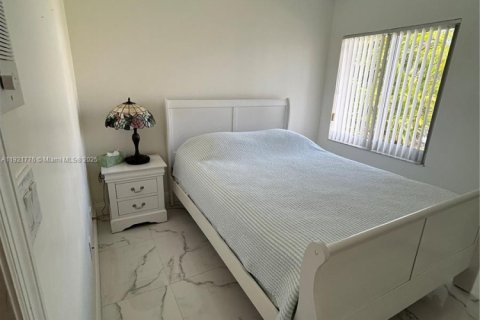 Commercial property in Miami, Florida 1 bedroom, 166.3 sq.m. № 1975703 - photo 2