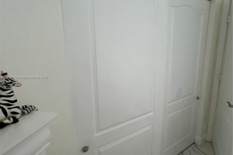 Commercial property in Miami, Florida 1 bedroom, 166.3 sq.m. № 1975703 - photo 3