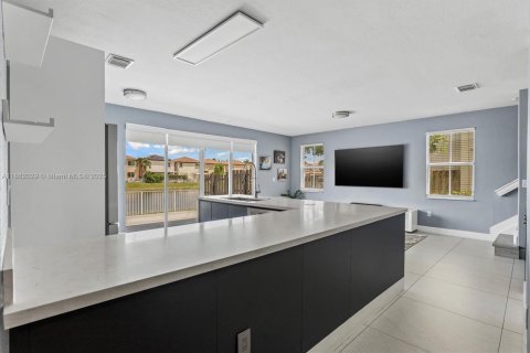 Купить виллу или дом в Дорал, Флорида 5 спален, 218.78м2, № 1891020 - фото 8