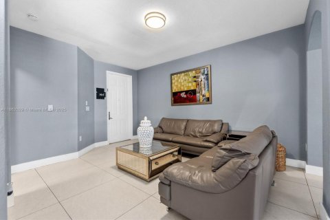 Купить виллу или дом в Дорал, Флорида 5 спален, 218.78м2, № 1891020 - фото 4