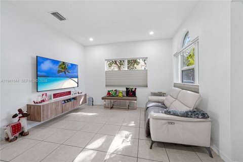 Casa en venta en Miramar, Florida, 3 dormitorios, 157.93 m2 № 1999735 - foto 3