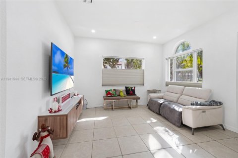 Casa en venta en Miramar, Florida, 3 dormitorios, 157.93 m2 № 1999735 - foto 2