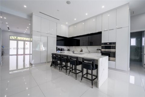 Casa en venta en Miami, Florida, 6 dormitorios, 359.62 m2 № 1992217 - foto 3