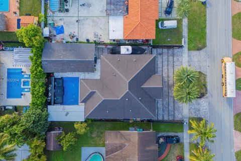 Casa en venta en Miami, Florida, 6 dormitorios, 359.62 m2 № 1992217 - foto 13