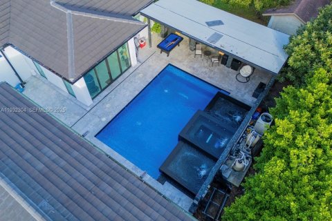 Casa en venta en Miami, Florida, 6 dormitorios, 359.62 m2 № 1992217 - foto 9
